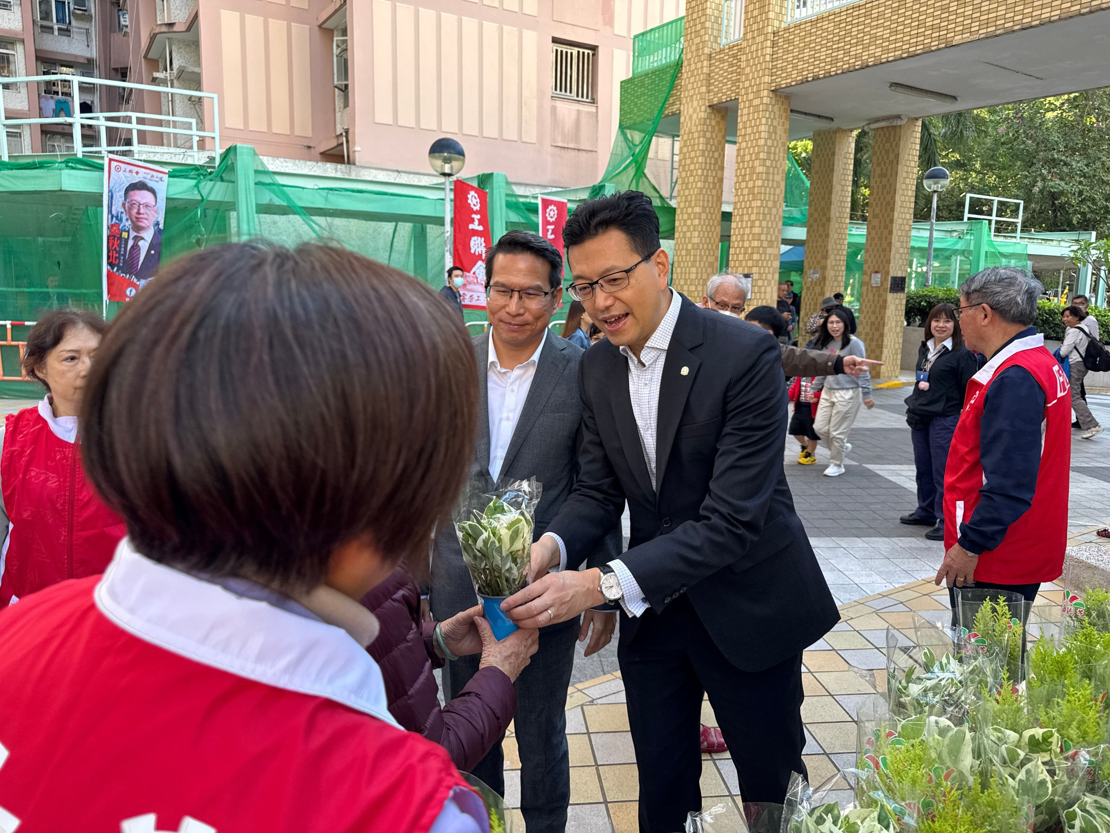 嘉賓派發盆栽活動剪影