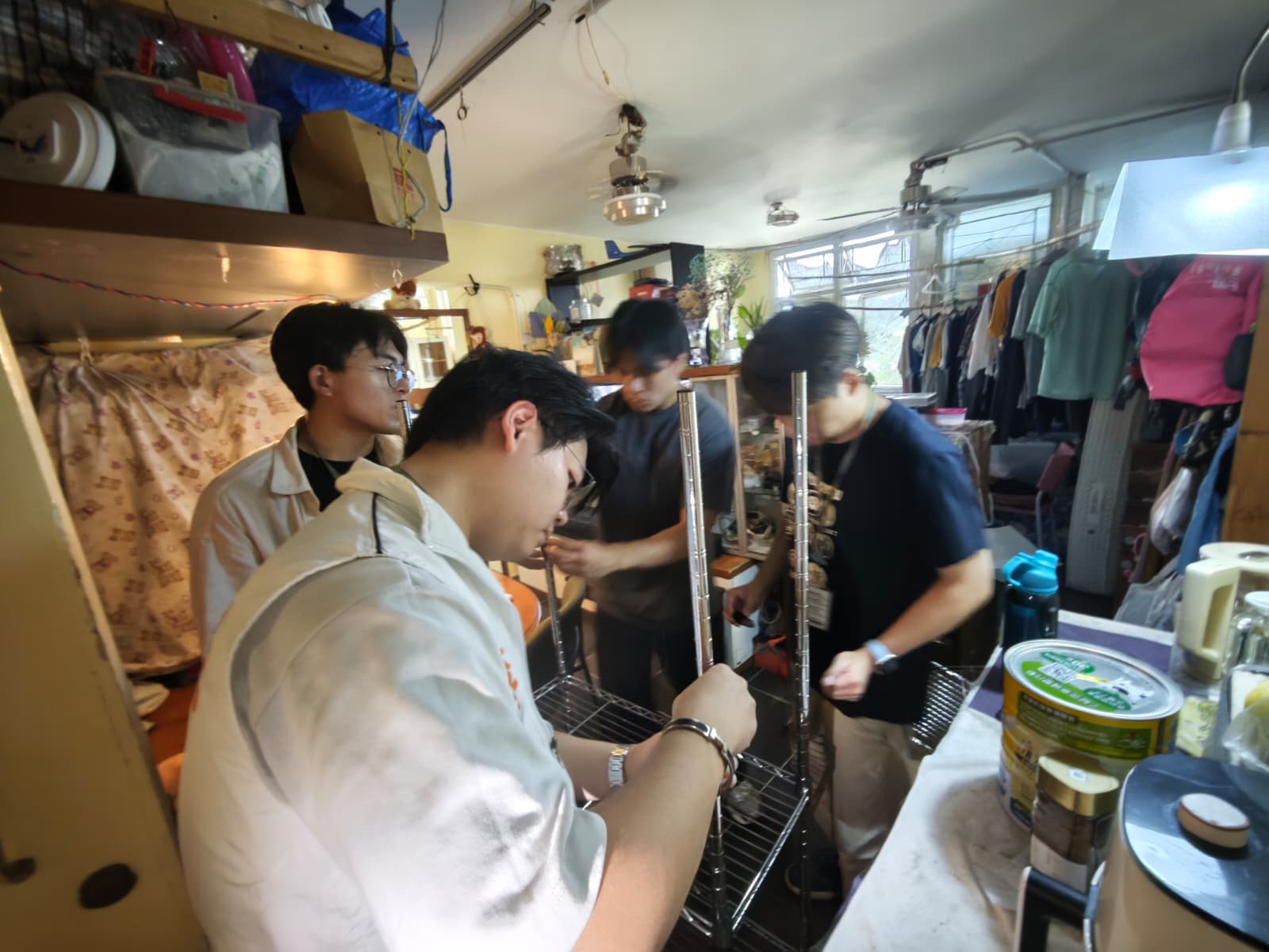 義工合力組裝全新置物架