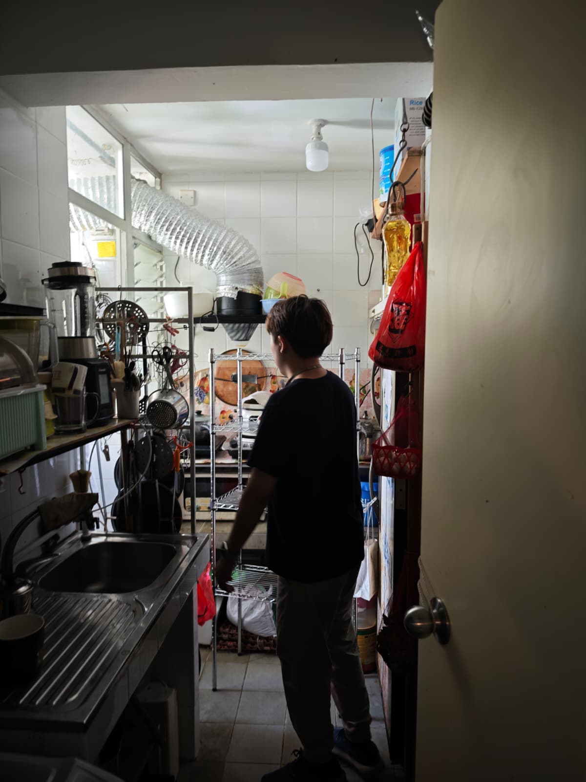 義工將置物架移出露台,取代原有置物架
