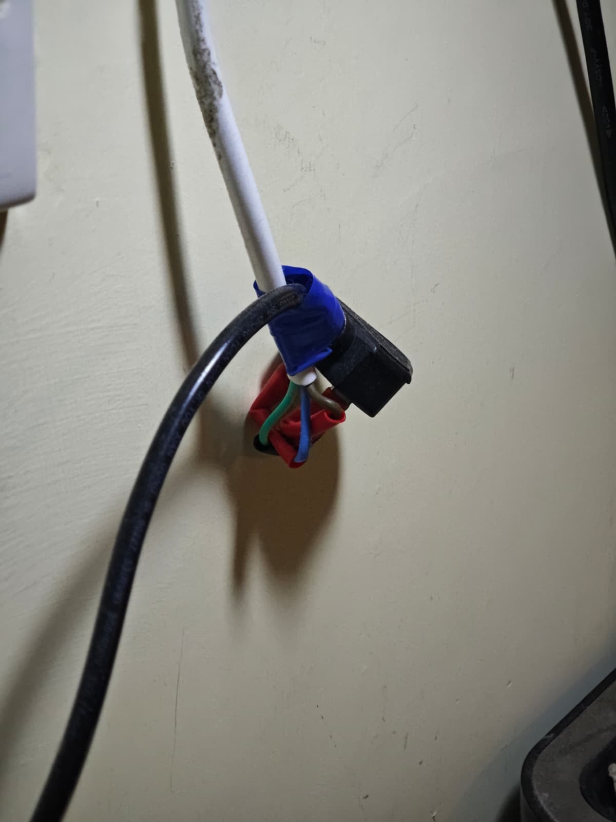 只用簡單膠布包裹的電線