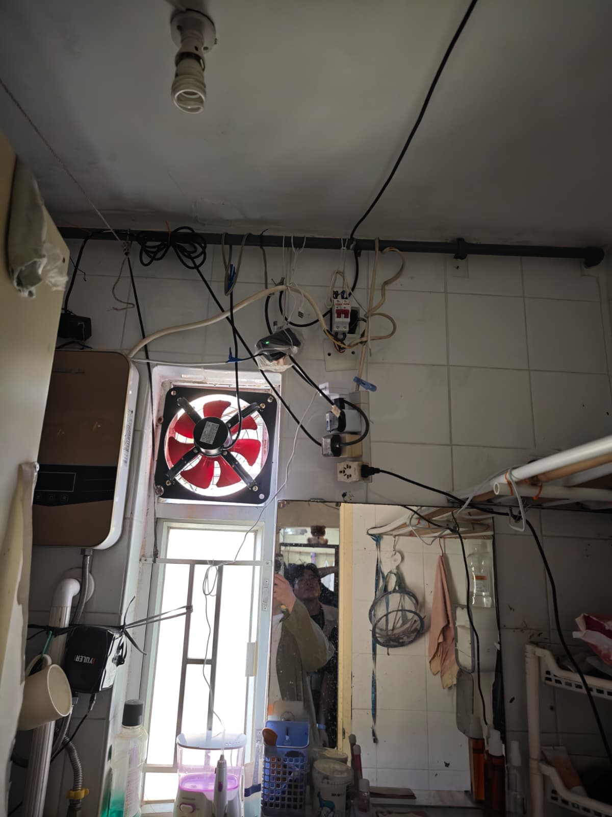 洗手間內混亂的電線和不合規熱水器
