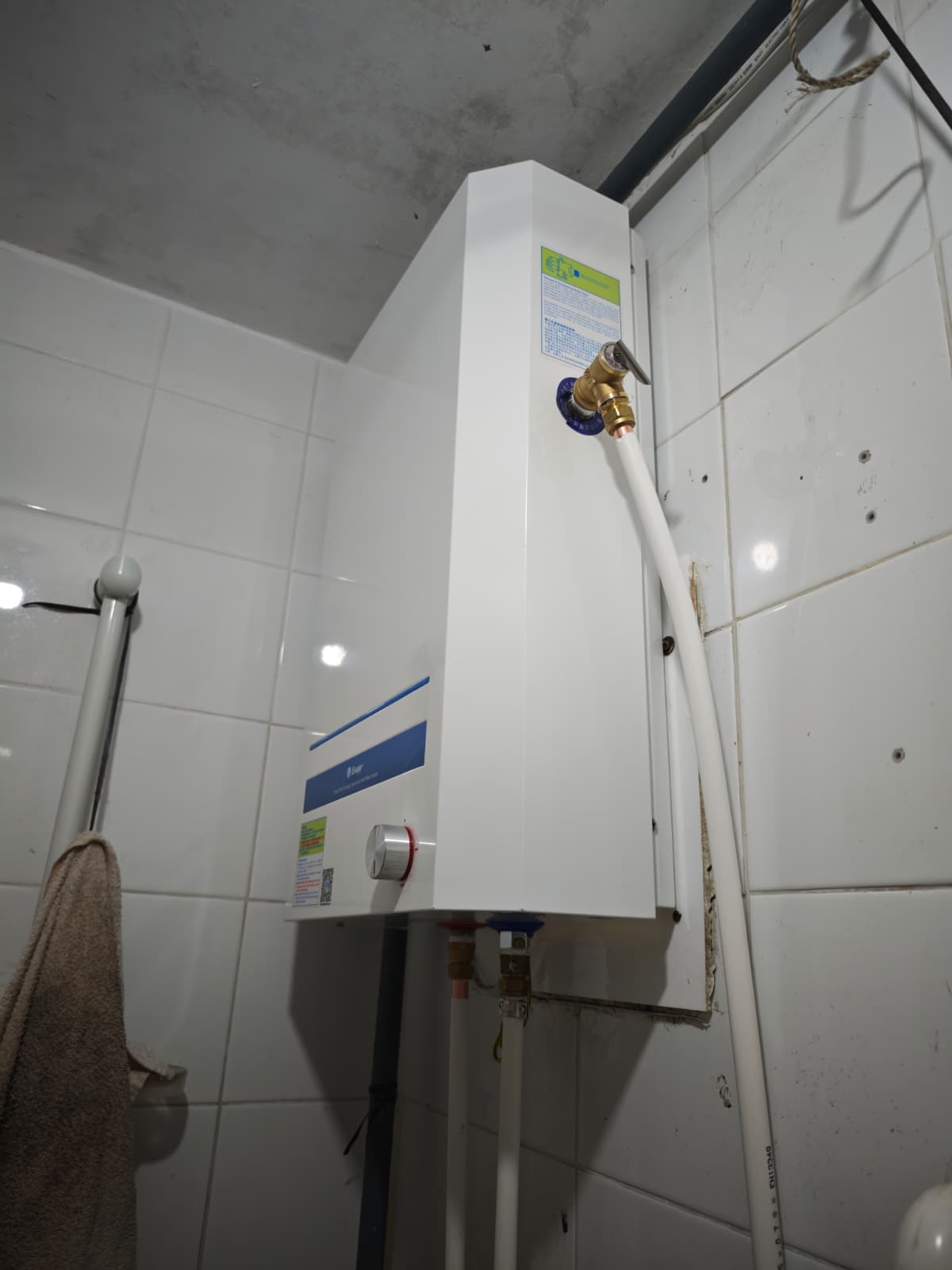 全新添置符合香港規格的電熱水器